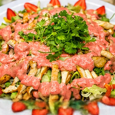 Salad ức gà dâu tây — món trong Combo Tri Ân 500K, Bếp Cô Linh