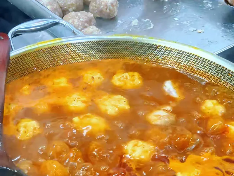 Nồi xíu mại viên trong xốt cà sánh đỏ — khung hình từ video bài học khoá Bánh Mì Kinh Doanh