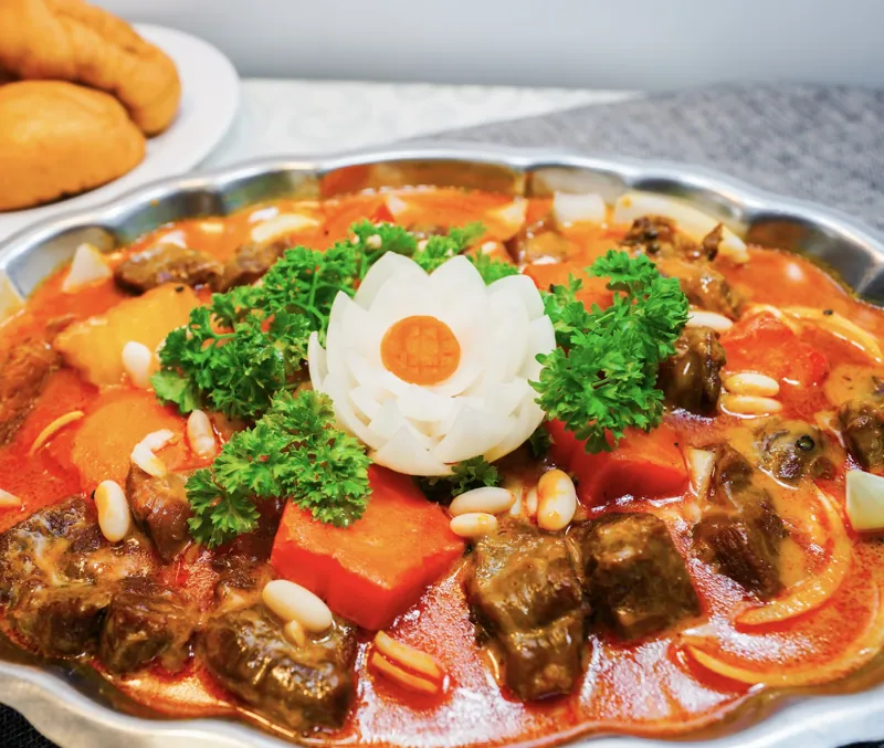Bò sốt vang đậm đà ăn kèm bánh mì chiên giòn