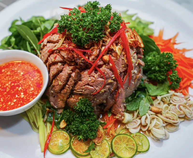 Dĩa bò tái chanh với tắc thái lát và sả