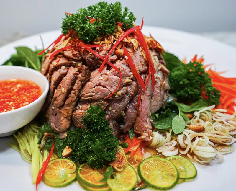 Bò tái chanh mềm ngọt, trình bày chuẩn nhà hàng