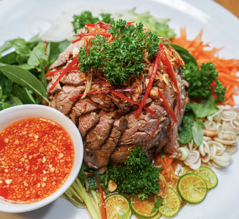 Bò tái chanh của Bếp Cô Linh nhìn nghiêng, rau sống tươi