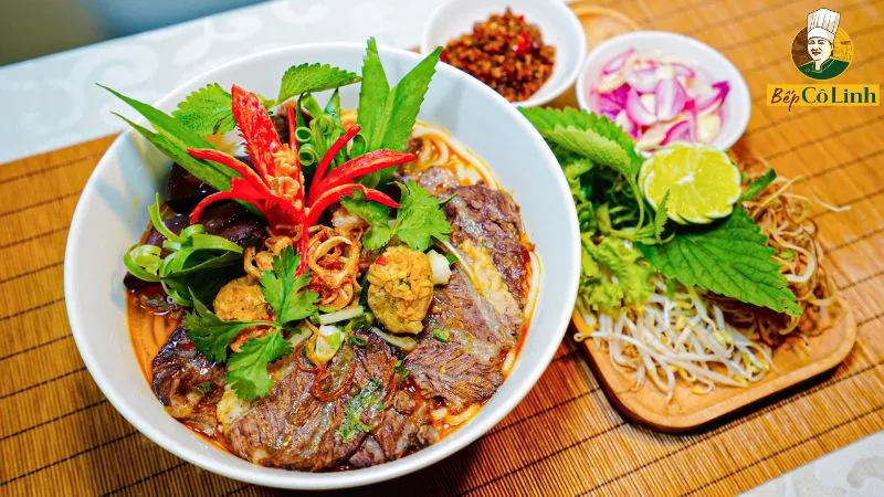 Tô bún bò nóng hổi trang trí ớt tỉa của Bếp Cô Linh