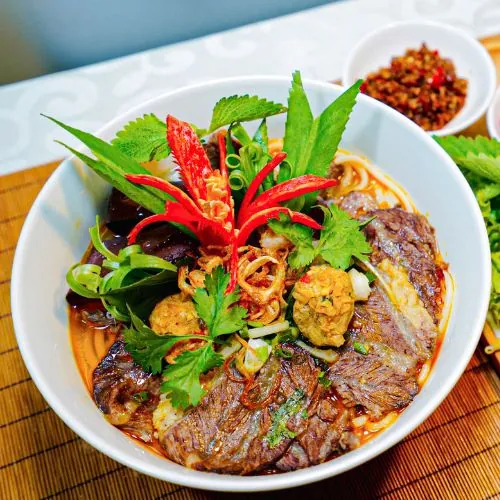 Tô bún bò đậm vị với rau thơm và chả