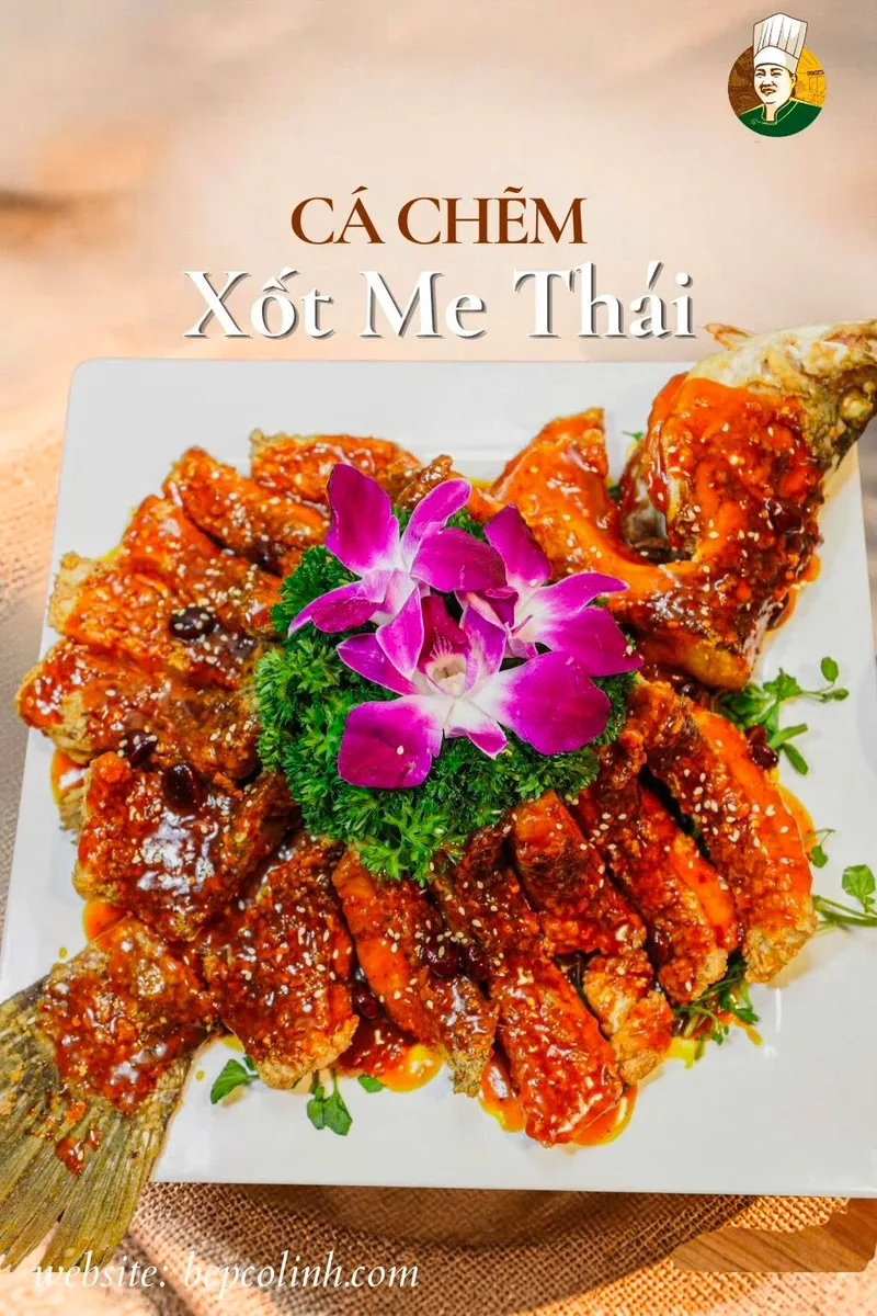 Poster cá chẽm xốt me Thái của Bếp Cô Linh: cá chiên phủ xốt me, rắc mè