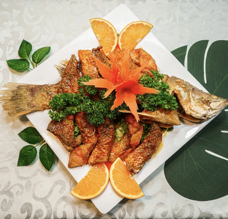 Cá chiên nguyên con tỉa hoa cà rốt trình bày kiểu tiệc