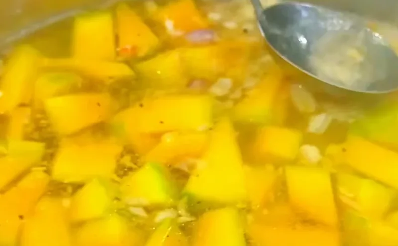 Nồi canh bí đỏ nấu tôm đang sôi, nước trong, miếng bí vàng nguyên miếng, vá múc canh, món thật của Bếp Cô Linh