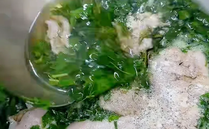 Vá múc canh rau đay tép đồng, mảng riêu tép nổi trên mặt canh xanh, món thật của Bếp Cô Linh