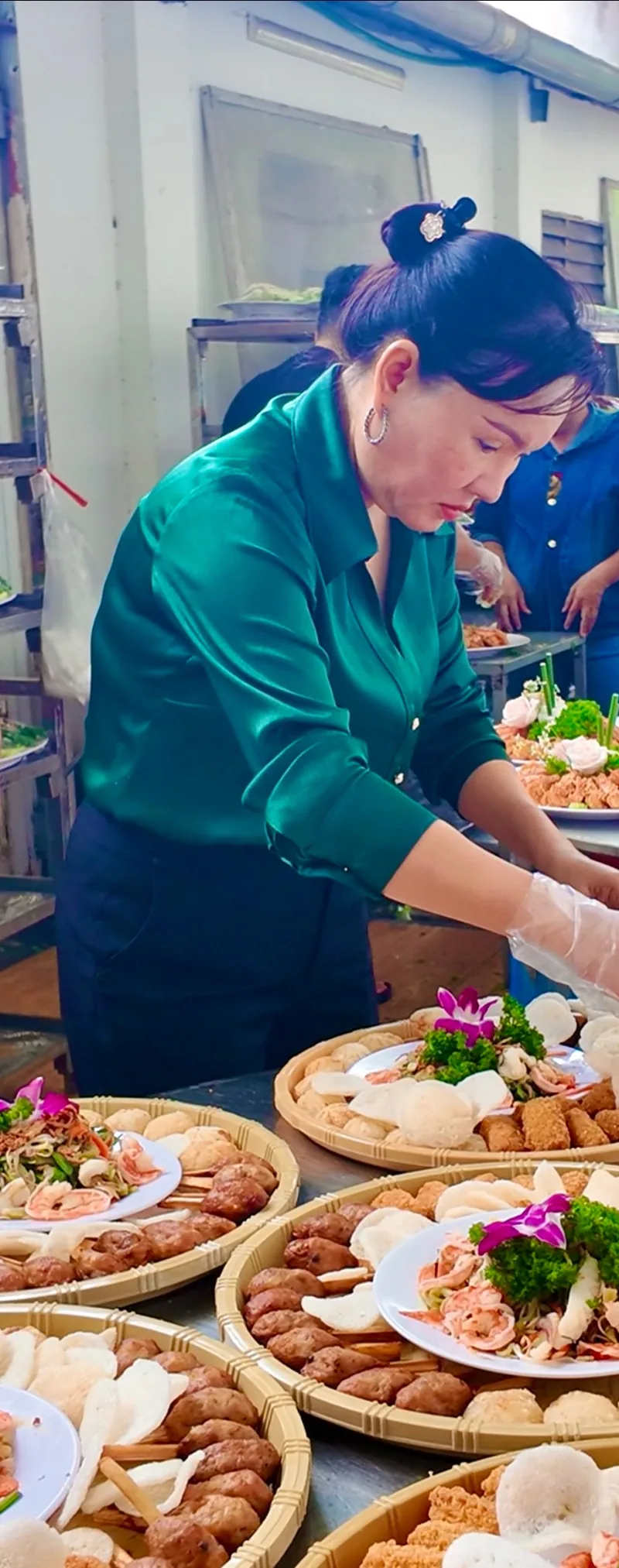 Cô Linh bày món lên mâm tại một tiệc ở Dầu Giây