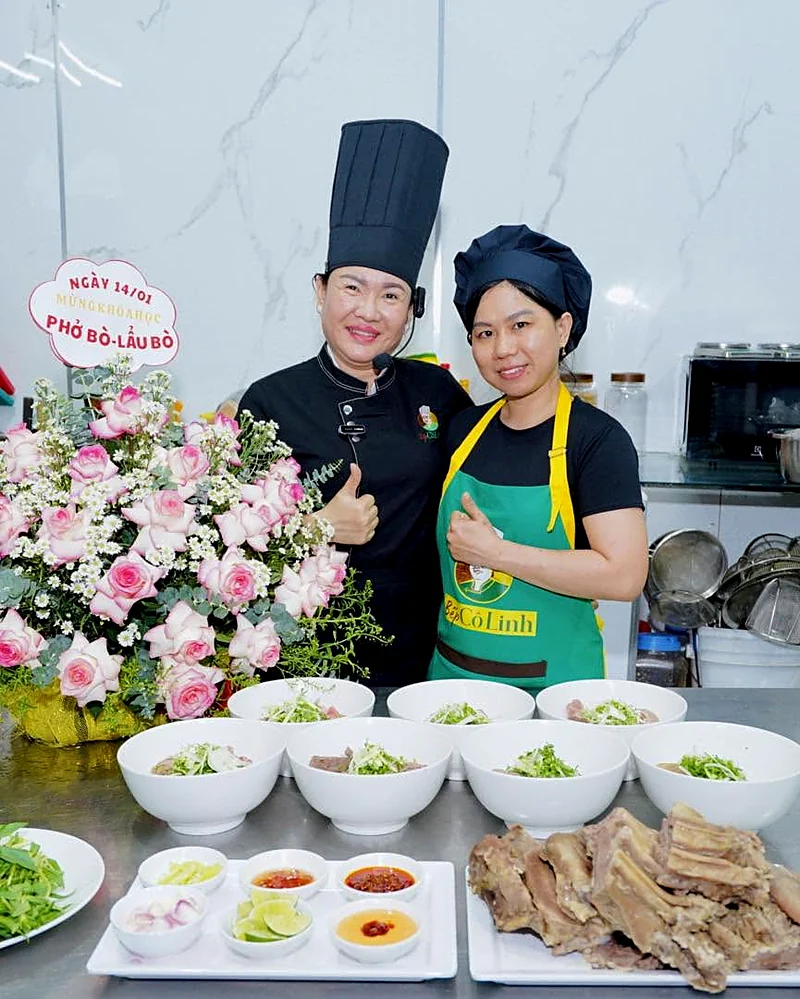 Cô Linh chụp cùng học viên trong lớp học Phở Bò – Lẩu Bò trực tiếp