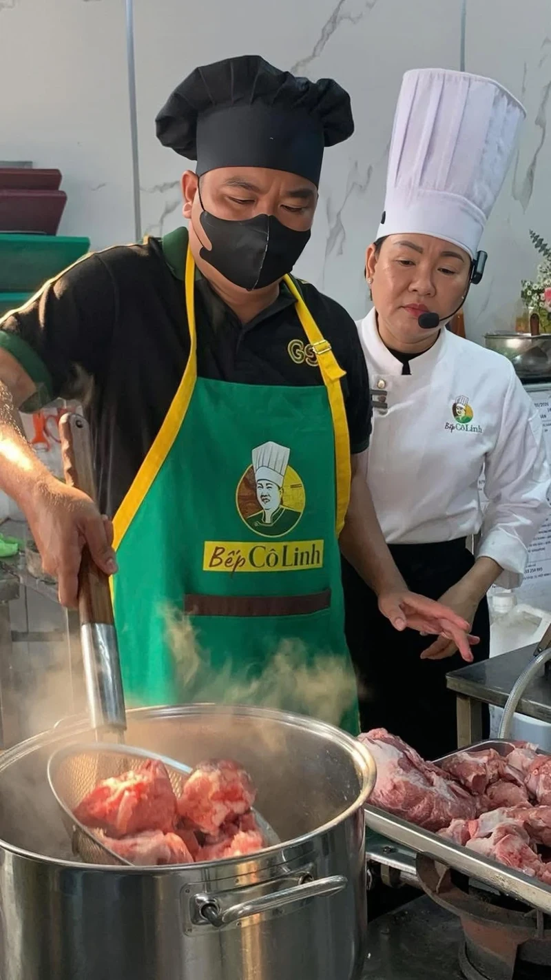 Cô Linh trực tiếp hướng dẫn học viên vớt xương, thịt khi hầm nước lèo bún bò Huế tại lớp học