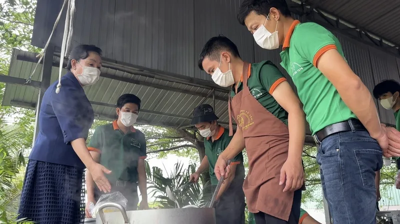 Cô Linh đang hướng dẫn cách nấu súp số lượng lớn cho bếp