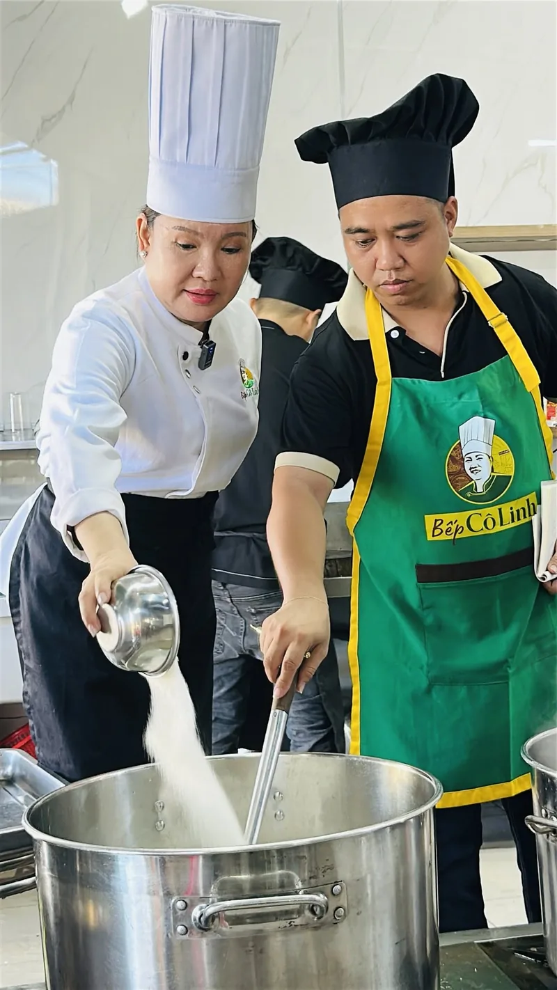 Cô Linh cùng học viên đứng nồi nước lèo bún bò Huế cỡ lớn tại lớp học trực tiếp