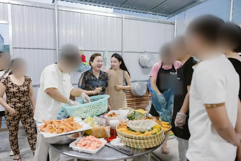 Team Bếp Cô Linh cùng học viên chuẩn bị món tiệc trong bếp dịch vụ nấu tiệc mới khai trương ở Long An