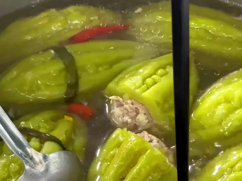 Nồi canh khổ qua nhồi thịt xanh mướt — khung hình từ video bài học khoá Cơm Gia Đình