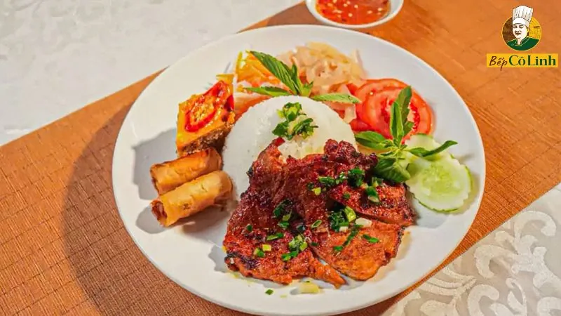 Dĩa cơm tấm sườn chả giò đầy đủ của Bếp Cô Linh
