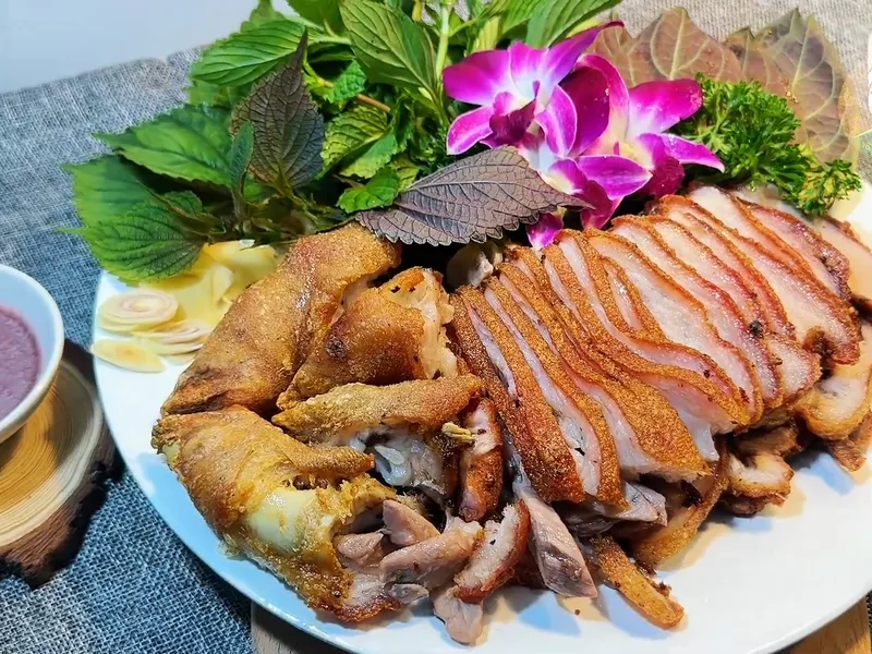 Giò heo giả cầy chiên giòn thái lát, ăn kèm rau thơm và chén nước chấm — khung hình từ video khoá Combo Tiệc Online 1