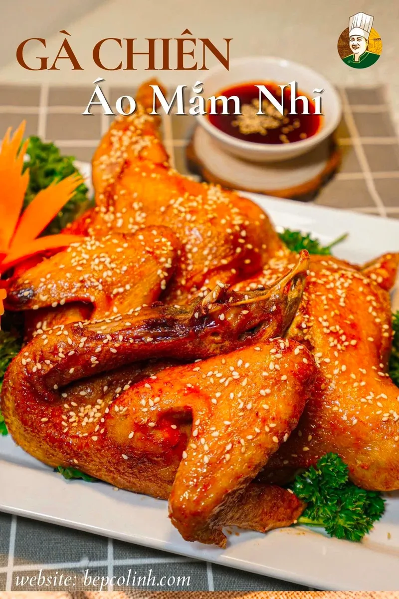 Poster gà chiên áo mắm nhì của Bếp Cô Linh: gà vàng bóng phủ mè, kèm chén nước chấm