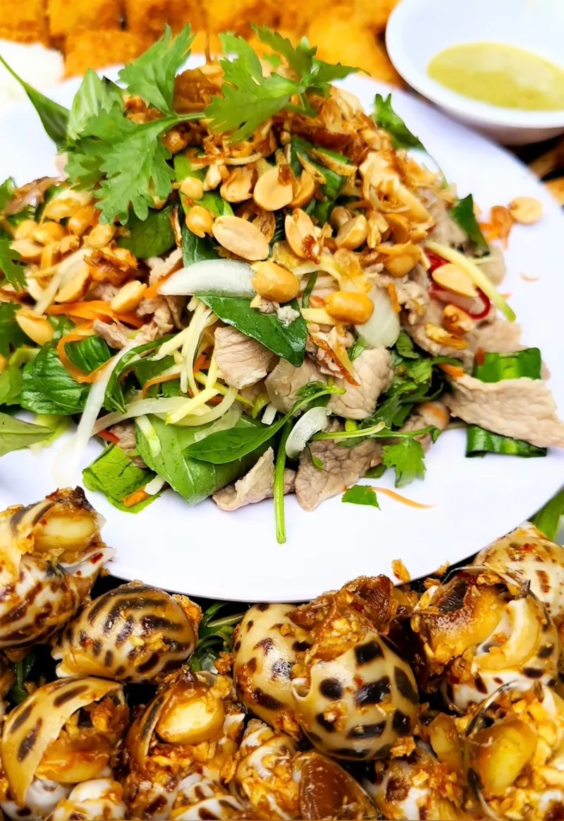 Gỏi bê tái chanh trên mâm Tứ Quý của Bếp Cô Linh: thịt bê, rau thơm, đậu phộng và hành phi