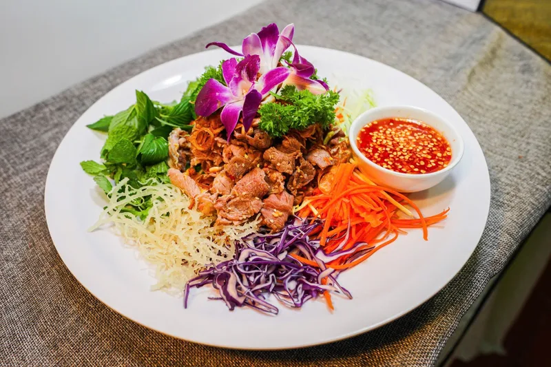 Gỏi bò rau xanh của Bếp Cô Linh: thịt bò, rau thơm, cà rốt, bắp cải tím và chén nước chấm