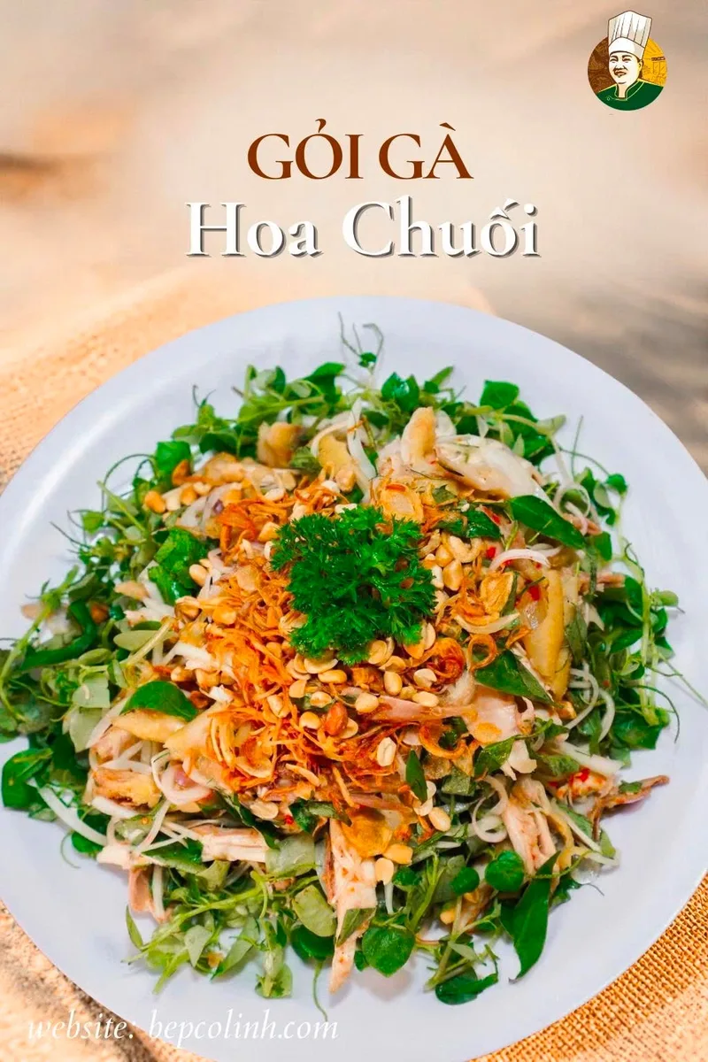 Poster gỏi gà hoa chuối do Bếp Cô Linh làm: gà xé, hoa chuối, đậu phộng và hành phi