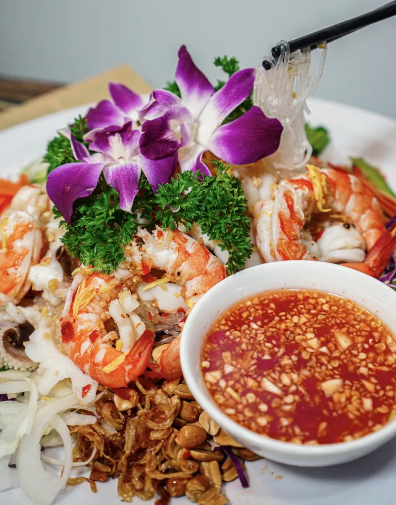 Gỏi hải sản tôm tươi chấm nước mắm chua ngọt của Bếp Cô Linh