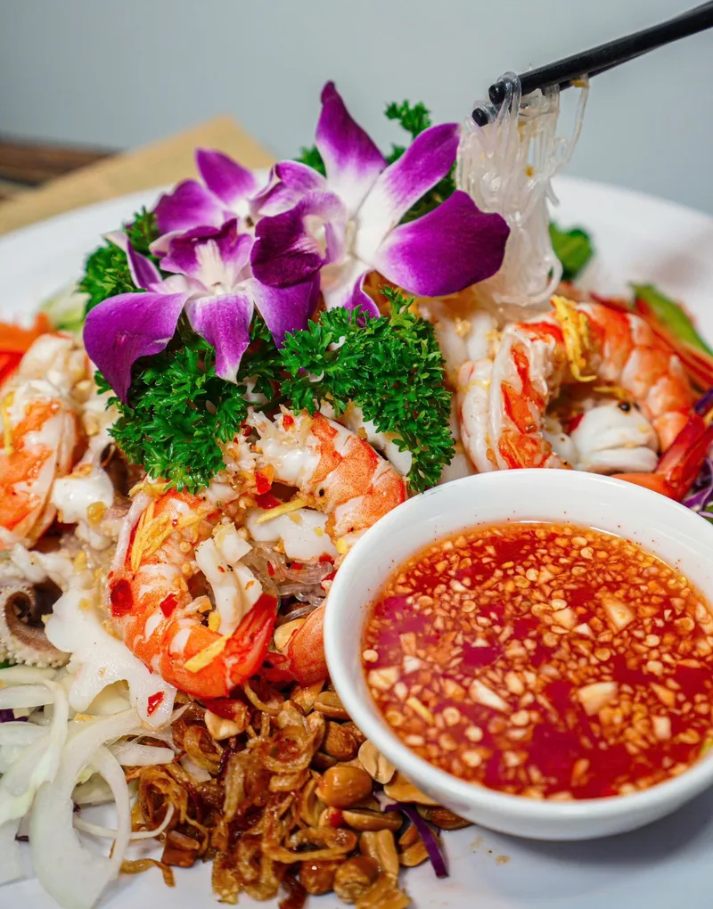 Gỏi miến hải sản của Bếp Cô Linh: tôm, mực, miến, hành phi, đậu phộng và chén nước chấm