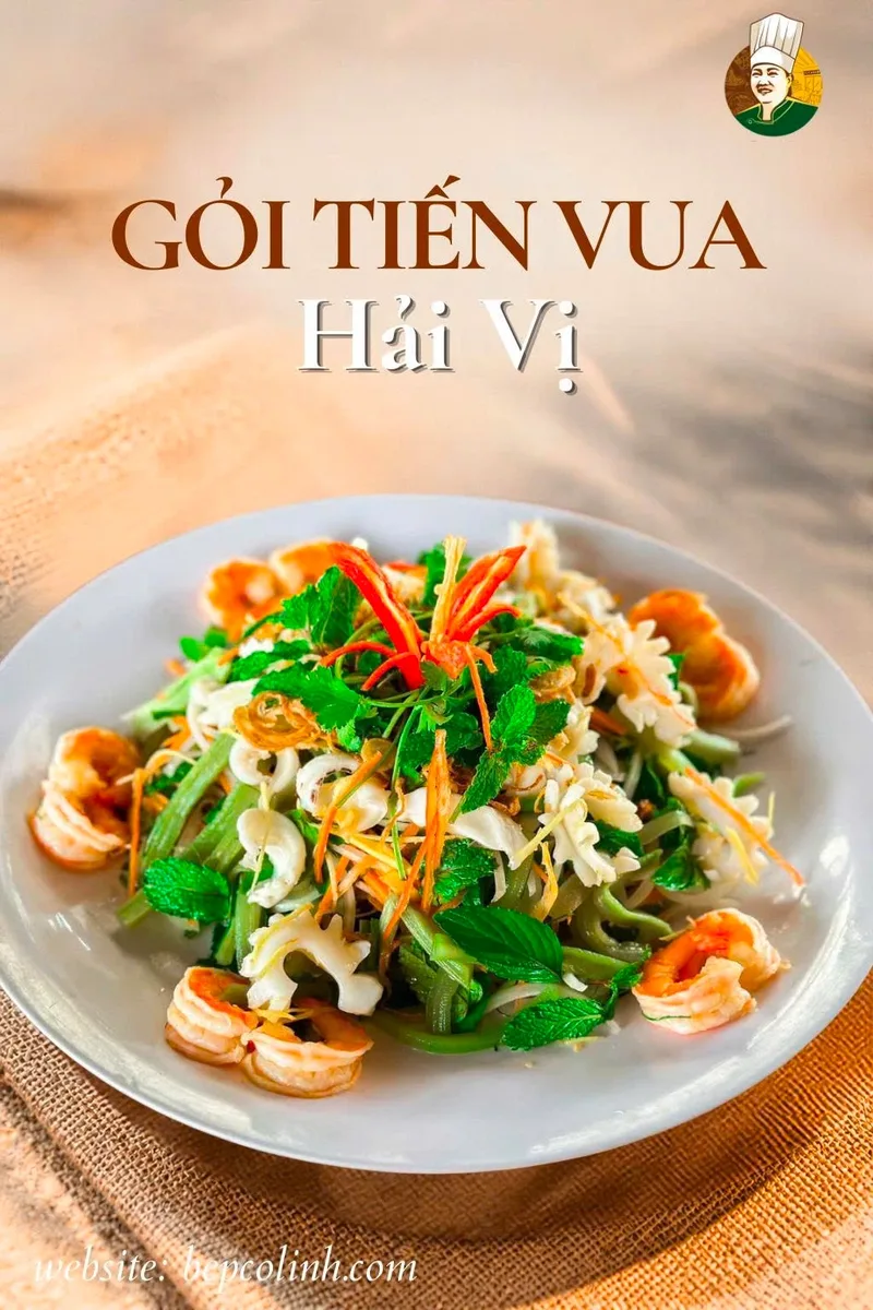 Poster gỏi tiến vua hải vị do Bếp Cô Linh làm: tôm, mực, rau củ và rau thơm