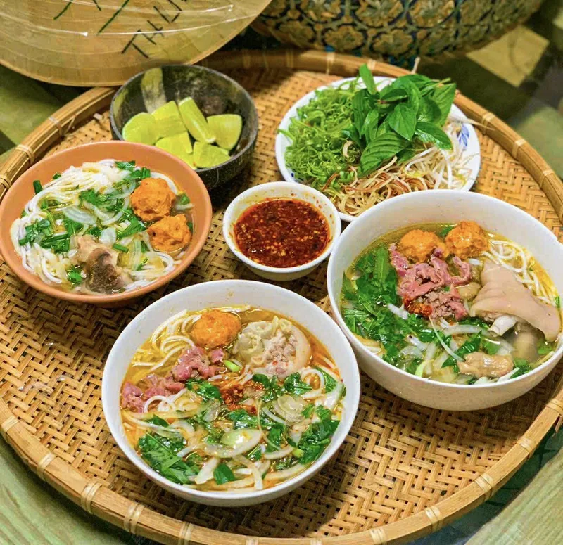 Thành quả của học viên Bếp Cô Linh gửi cho cô: ba tô bún bò Huế bày trên mẹt cùng rau sống, sa tế và chanh