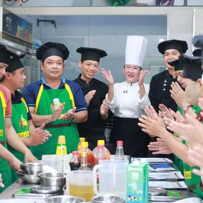 Cô Linh và học viên vỗ tay trong buổi học trực tiếp khoá Bún Bò Huế tại Bếp Cô Linh