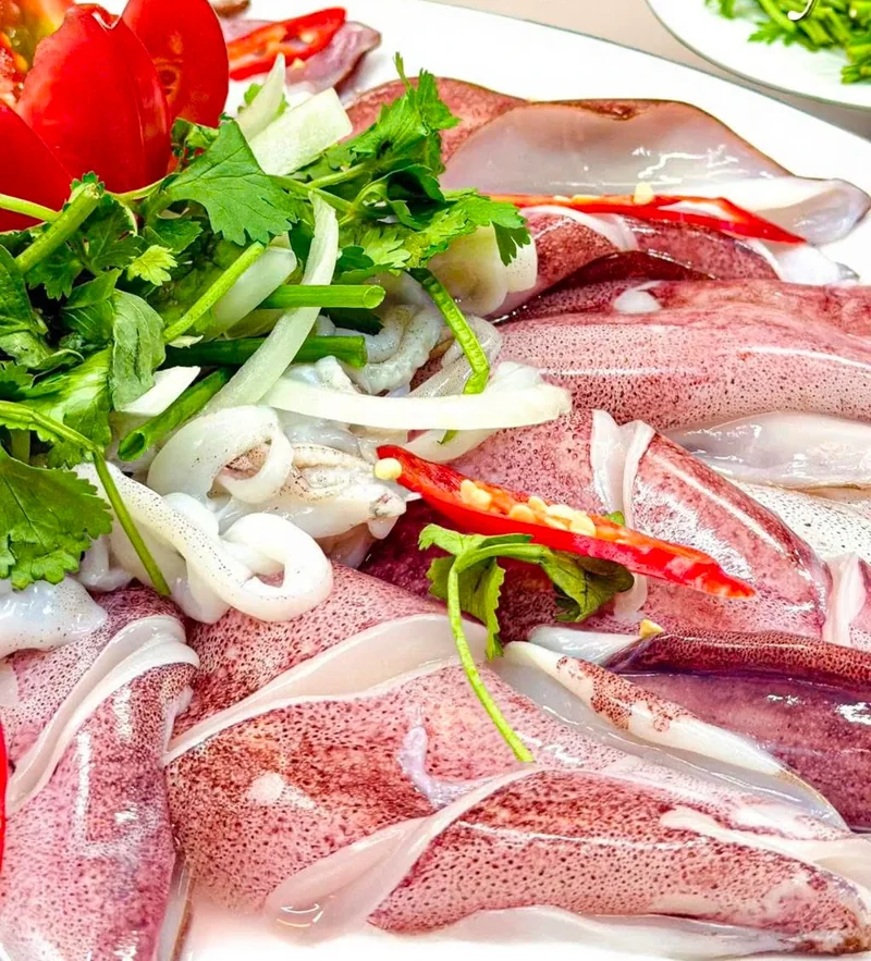 Lẩu mực thanh cay của Bếp Cô Linh: mực nang xếp đĩa kèm rau thơm, cà chua và nồi lẩu