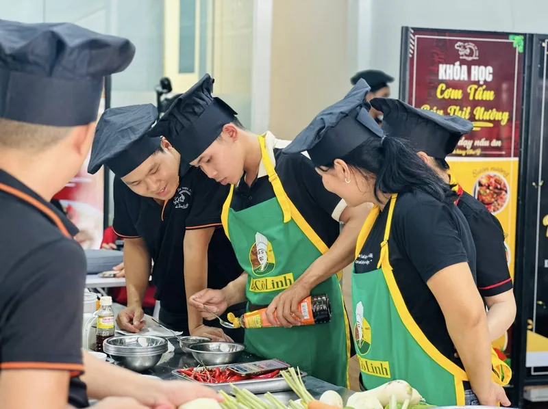 Học viên thực hành nêm nếm bún bò Huế trong lớp học trực tiếp tại Bếp Cô Linh