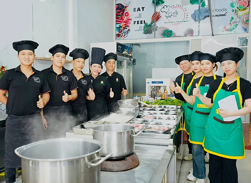 Cô Linh, đội ngũ hỗ trợ và học viên trong lớp nấu phở bò trực tiếp tại Bếp Cô Linh