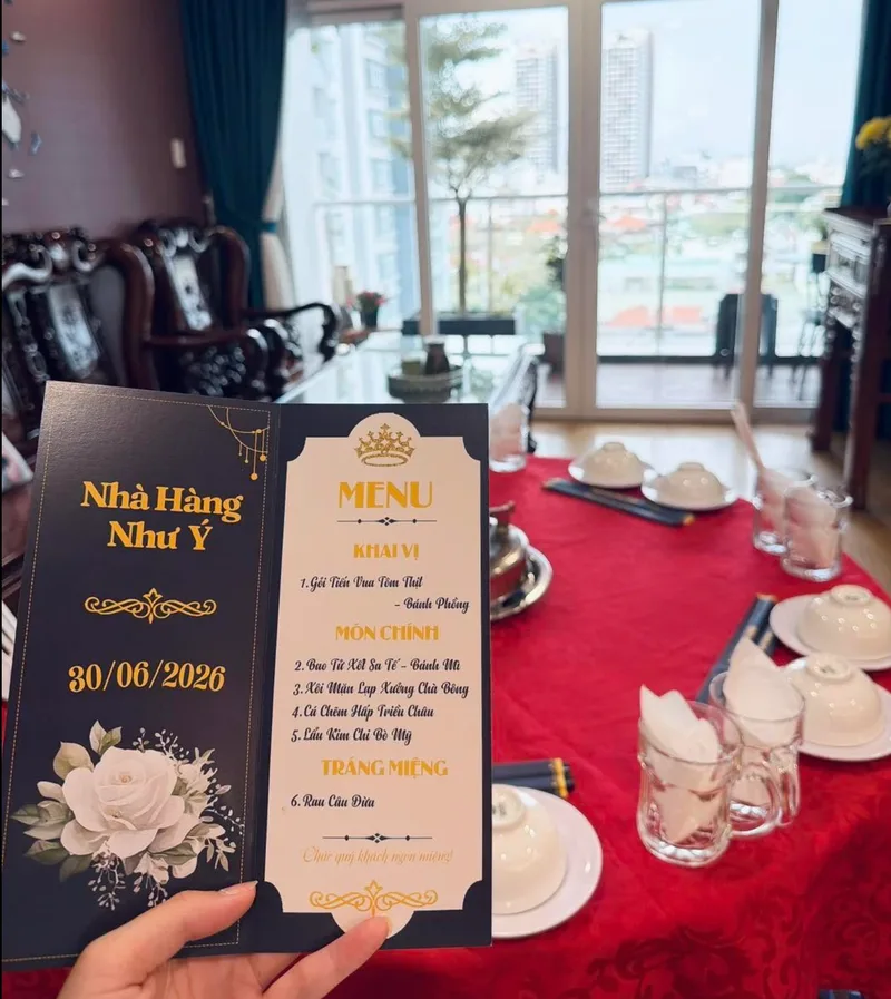 Thực đơn một tiệc thông thường 6 món cầm trên tay, đặt cạnh bàn tiệc trải khăn đỏ
