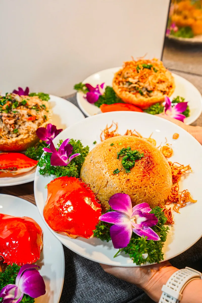 Món tiệc của Bếp Cô Linh: phần xôi vàng cùng mai cua đỏ, trang trí hoa lan và ngò tây