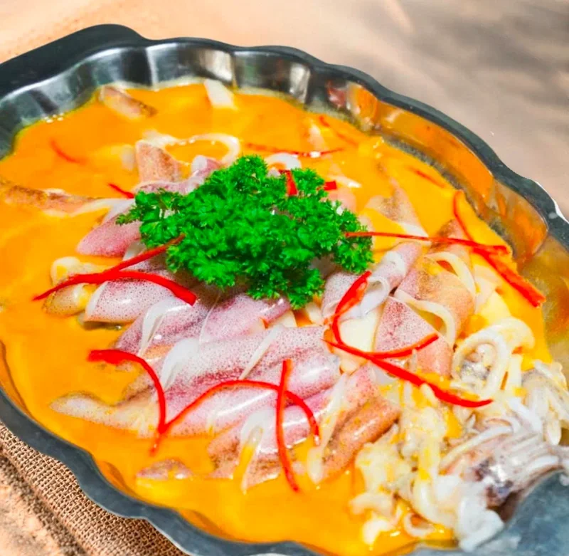 Mực hoàng kim trứng muối của Bếp Cô Linh: mực phủ sốt vàng, điểm rau mùi tây và ớt