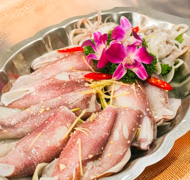 Mực ống hấp gừng của Bếp Cô Linh: mực ống nguyên con xếp đĩa, gừng sợi và hoa lan