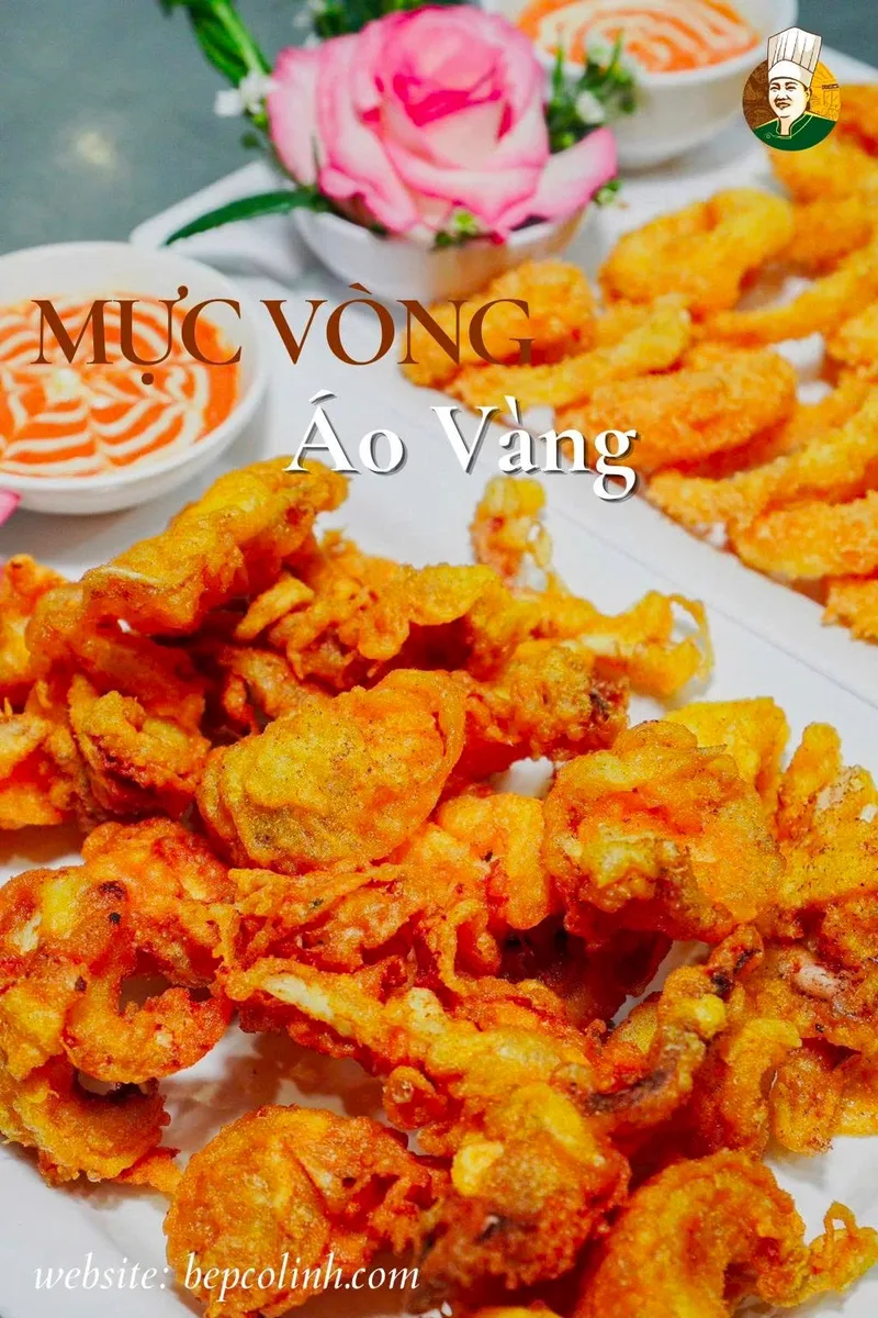 Poster mực vòng áo vàng của Bếp Cô Linh: mực nhúng bột chiên vàng, kèm hai chén sốt