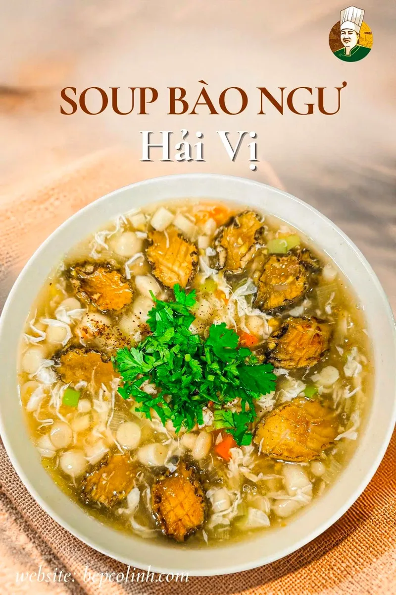 Súp bào ngư hải vị trong tô trắng, rắc ngò rí, do Bếp Cô Linh nấu