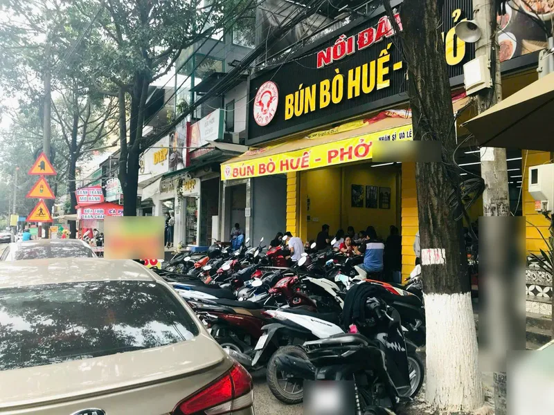 Quán bún bò Huế của một học viên Bếp Cô Linh tại Biên Hòa, Đồng Nai, khách đang ăn trong quán