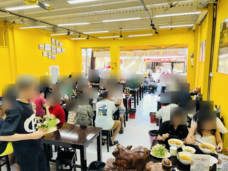 Bên trong quán bún bò Huế của một học viên Bếp Cô Linh tại Biên Hòa, Đồng Nai, khách đang ăn (khuôn mặt khách đã làm mờ)