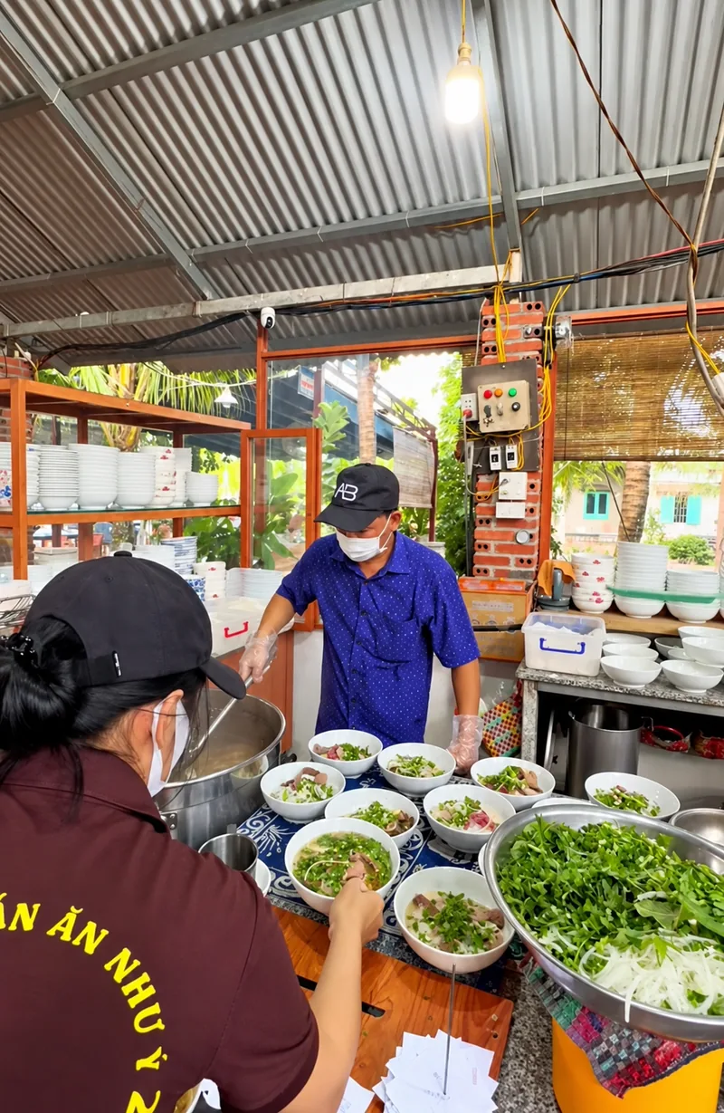 Quán bún bò Huế của em trai cô Linh tại Xuân Lộc, Đồng Nai, hoạt động từ năm 2019, đang lên tô bán cho khách