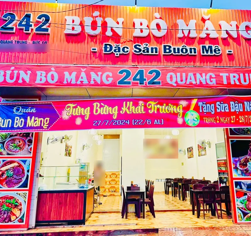 Mặt tiền chi nhánh 2 của quán bún bò Măng Cay, quán của một học viên Bếp Cô Linh (số điện thoại, bảng giá và người trong quán đã làm mờ)