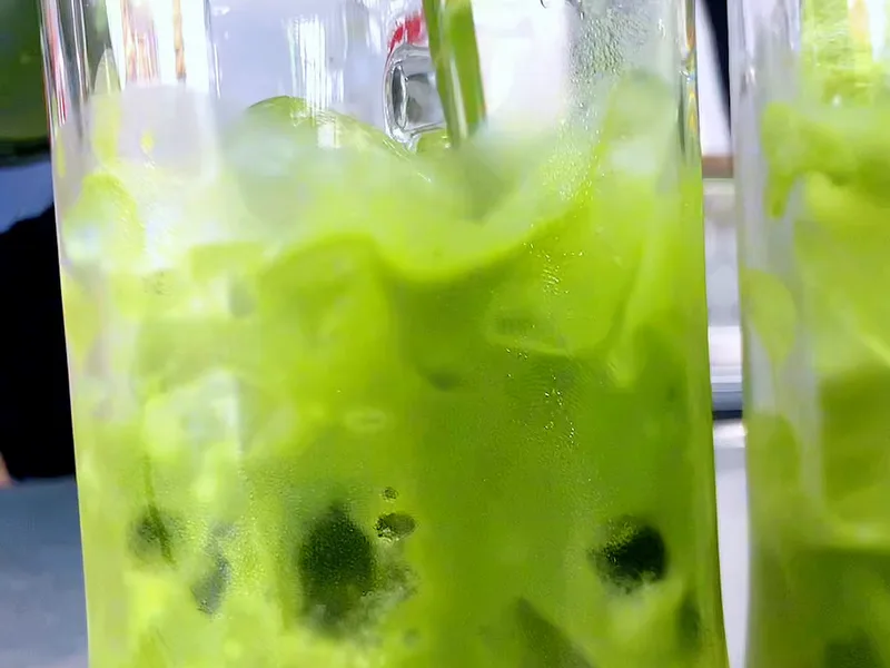 Ly rau má đậu xanh xanh mát, sánh mịn — khung hình từ video khoá Rau Má Đậu Xanh