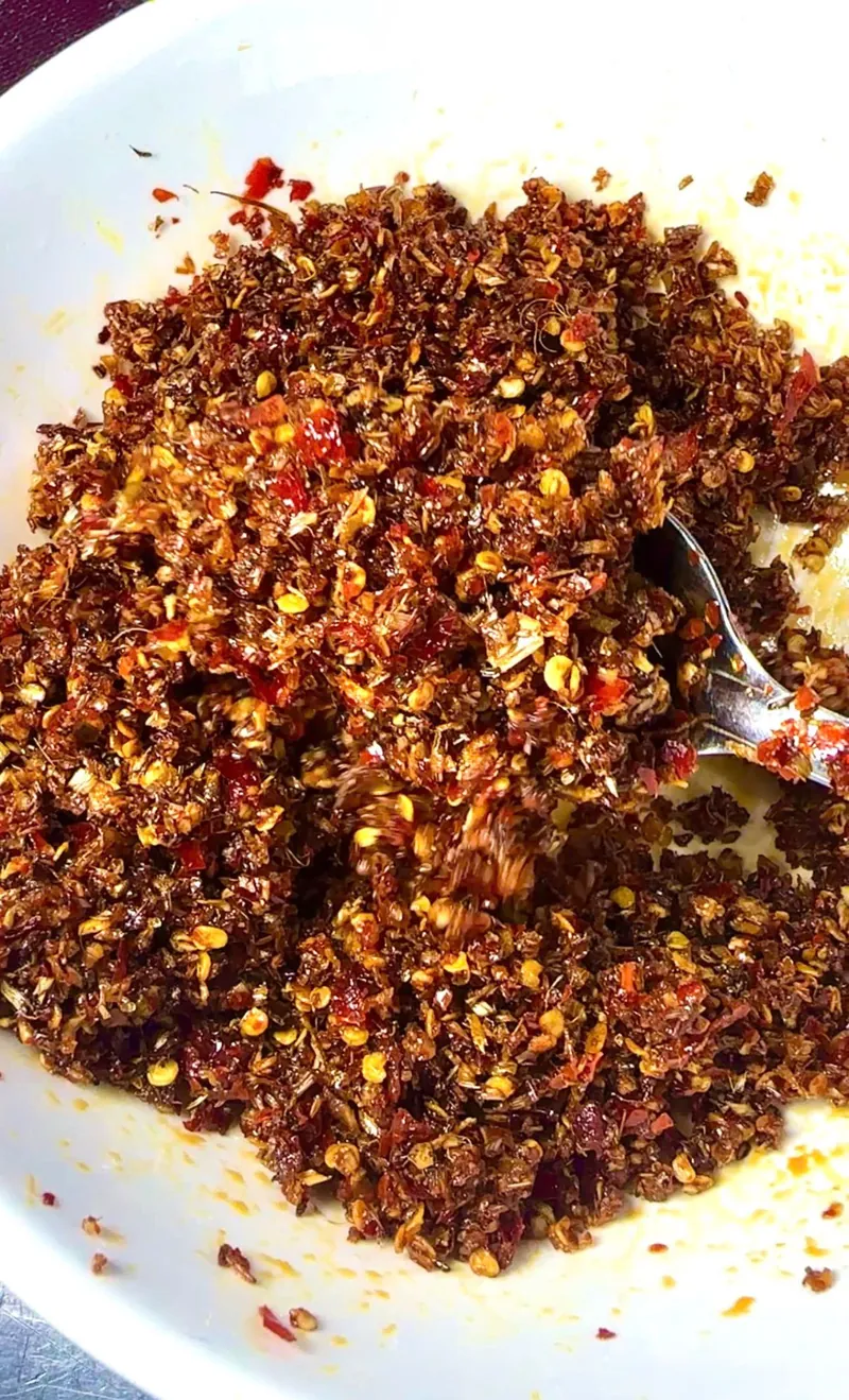 Sa tế dạng khô vừa xào xong, tơi và vàng nâu, đựng trong chén trắng