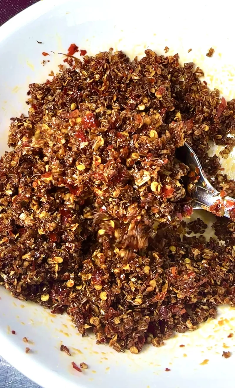 Sa tế mắm ruốc vừa làm xong cho nồi bún bò Huế