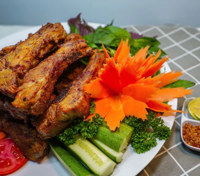 Sườn nướng mật ong vàng óng trình bày kiểu tiệc
