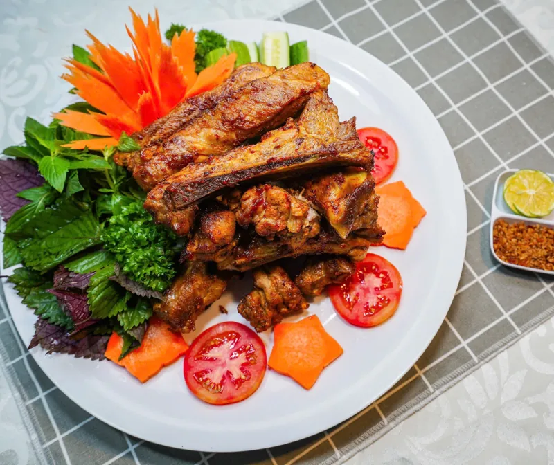 Sườn heo nướng mềm thấm gia vị, ăn kèm rau tươi