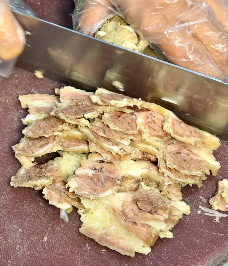 Thịt luộc chín mềm được thái lát bằng dao bản to để cho vào tô bún bò Huế
