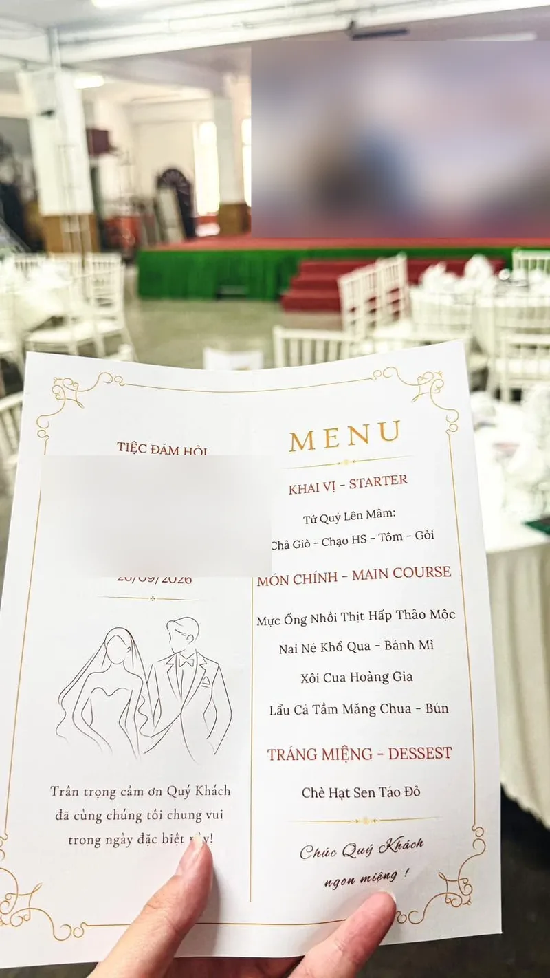 Tờ thực đơn tiệc đám hỏi ở miền Nam gồm khai vị Tứ Quý Lên Mâm, bốn món chính và chè hạt sen táo đỏ tráng miệng; tên cô dâu chú rể đã được làm mờ